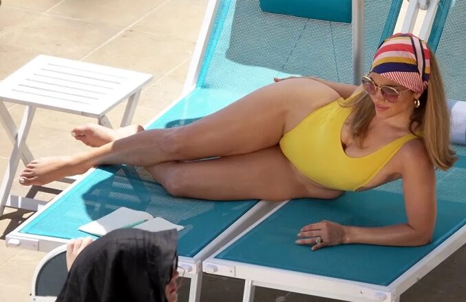Jennifer López posa muy sexy luciendo un traje de baño amarillo (Foto)