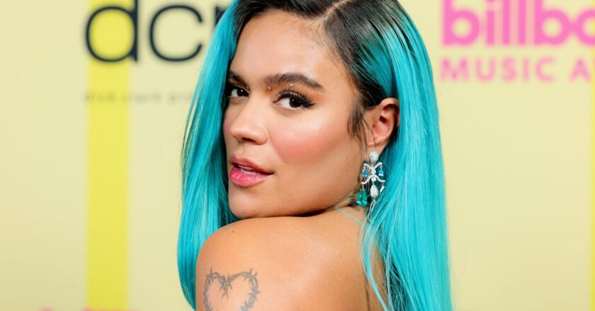 Karol G se despide de su cabello azul y presenta su nuevo color (Video)