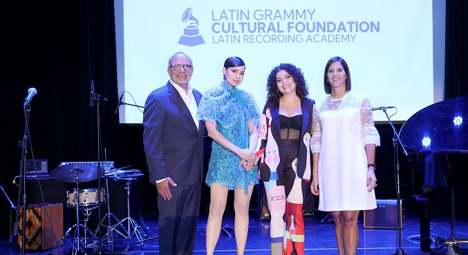 Grammy Latino entrega beca a una vocalista venezolana de 19 años