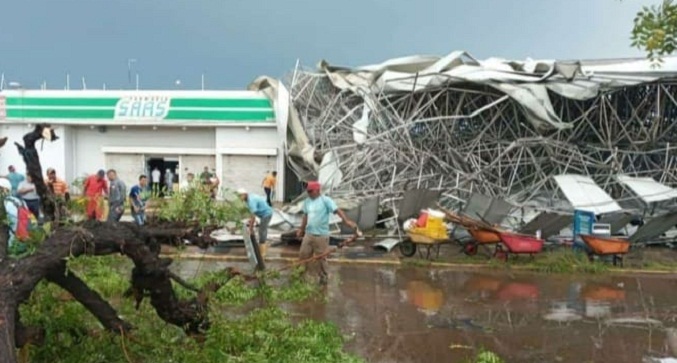 Vendaval desploma techo del mercado de La Cañada y deja 15 heridos más pérdidas millonarias (Fotos+video)