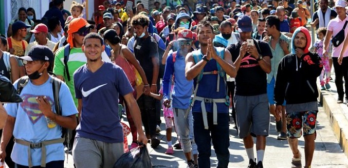 Caravana con 500 migrantes, en su mayoría venezolanos, parte de la frontera sur de México rumbo a EEUU