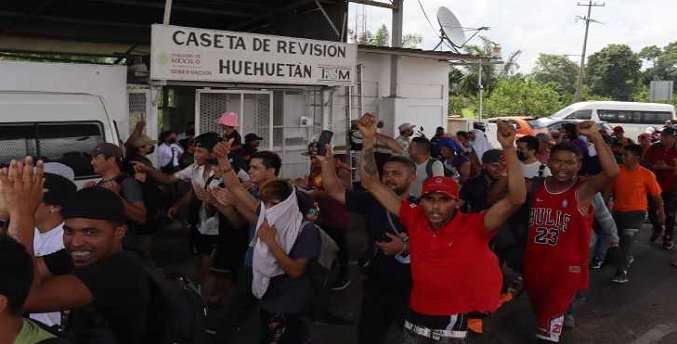 Unos 400 migrantes venezolanos parten del sur de México para exigir permisos