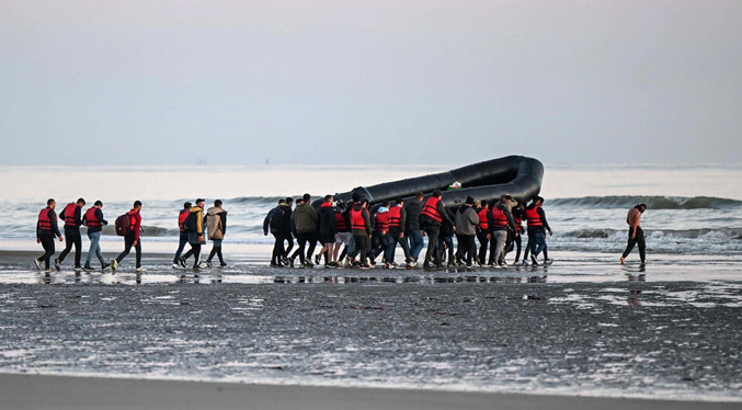 Cerca de mil 300 migrantes cruzan el canal de la Mancha en un día, un récord