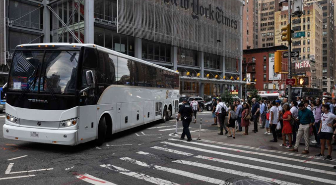 Llegan a Nueva York cinco autobuses con migrantes