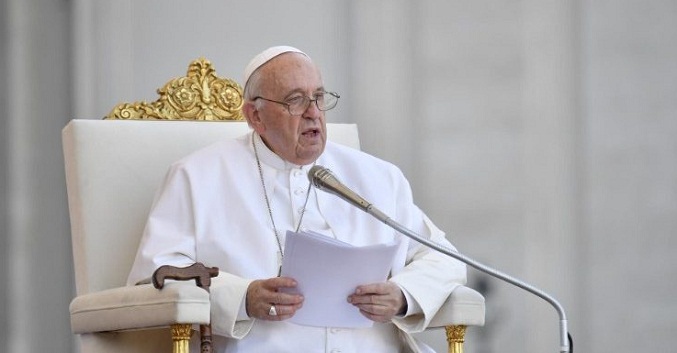 Papa Francisco pide mayor participación de los refugiados en las sociedades