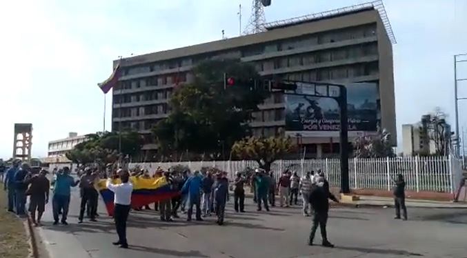 Pensionados y jubilados petroleros cierran avenida La Limpia para exigir pago de sus mensualidades