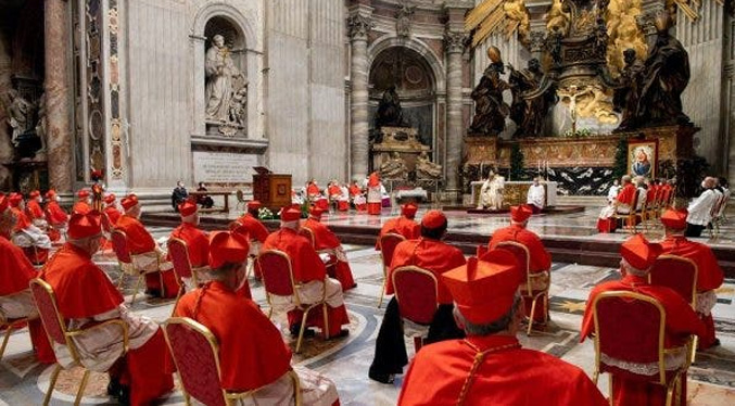 El papa Francisco discutirá con los cardenales la nueva Constitución que reforma la Curia romana