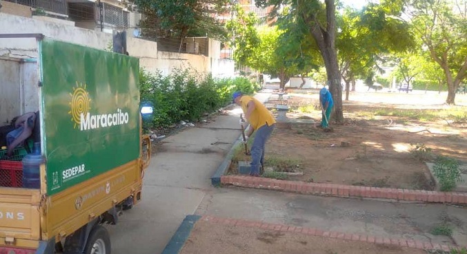 Alcaldía de Maracaibo limpia la plaza Yépez del sector La Lago