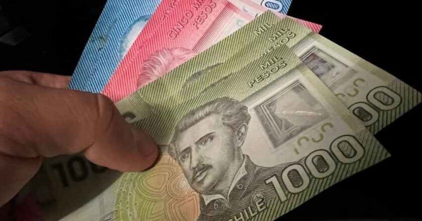 Comienza a regir en Chile el nuevo salario mínimo de 450 dólares
