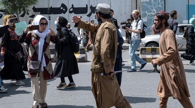 Talibanes disparan para dispersar manifestación de mujeres