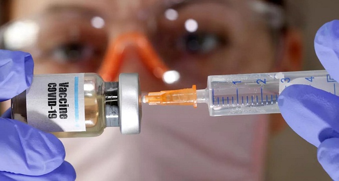 Reino Unido es el primer país en aprobar una vacuna bivalente contra la covid