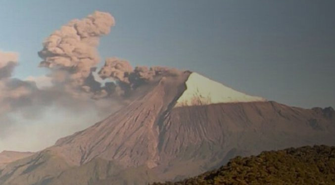 Vuelos cancelados y demorados en Ecuador tras expandirse ceniza de volcán