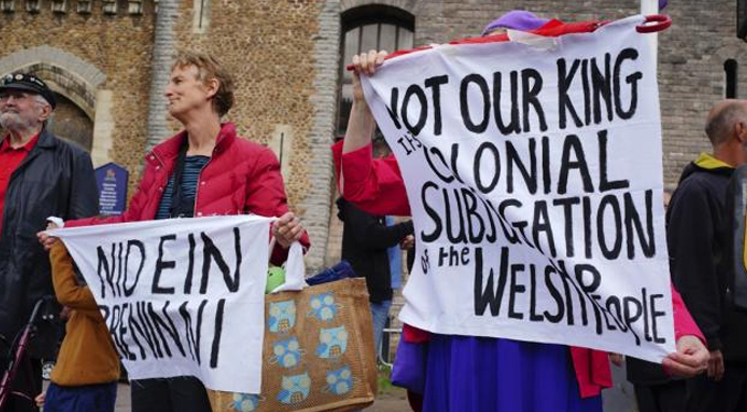 Abuchean a Carlos III durante su visita a Gales: Queremos la abolición de la monarquía