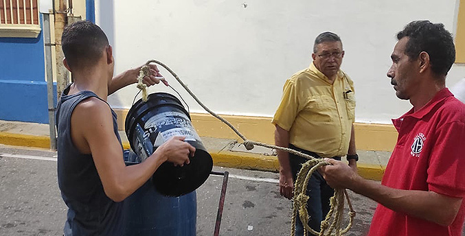 Habitantes de la calle Carabobo recogen agua de un pozo ubicado en pleno casco Histórico de Maracaibo (Video)