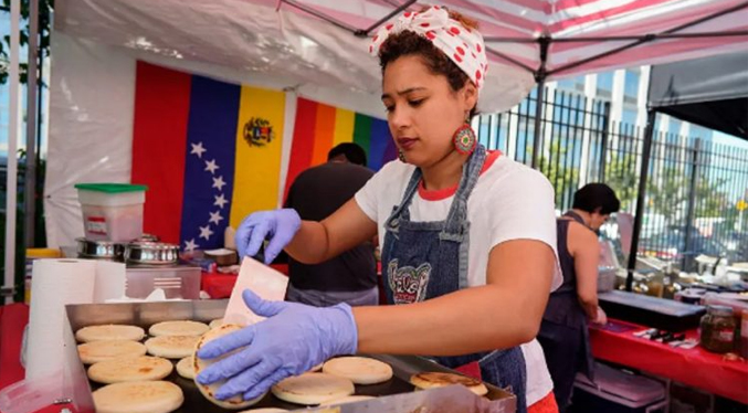 Venezolanos ofrecen empanadas en la Feria Internacional Gastronómica en Tijuana