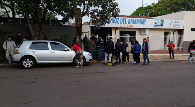 Asesinan a periodista frente a una radio en Paraguay en la frontera con Brasil