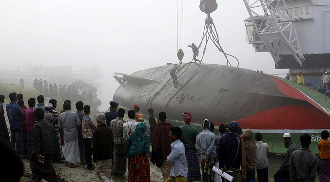 Al menos 23 muertos en Bangladés tras naufragar un barco