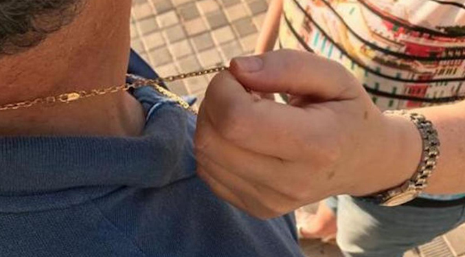Ladrón se traga cadena de oro para evitar su captura y policías espera que la expulse