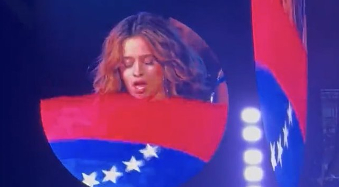 Critican a Camila Cabello por bailar con la bandera de Venezuela en Colombia