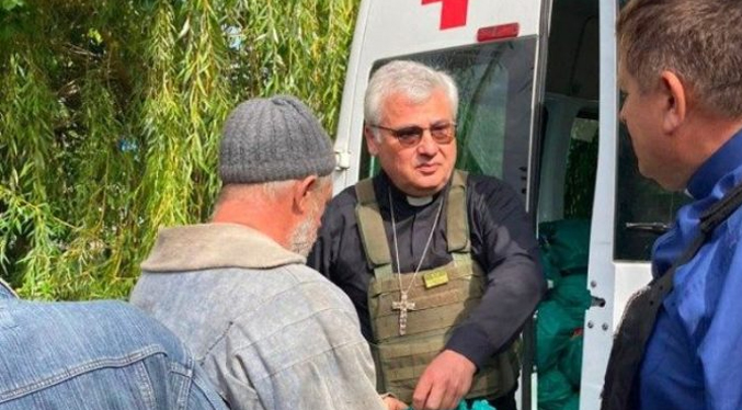 Cardenal enviado por el Papa para entregar alimentos queda atrapado durante un tiroteo en Ucrania