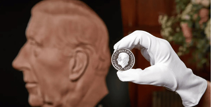 Presentan la nueva moneda con la imagen del rey Carlos III