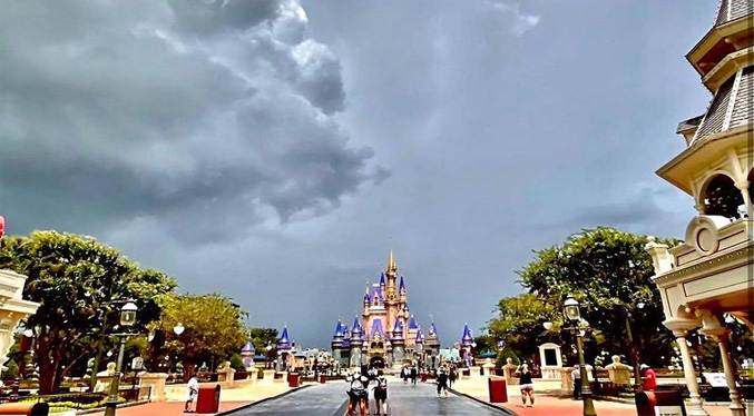 Disney World cierra sus puertas por alerta de huracán en Florida