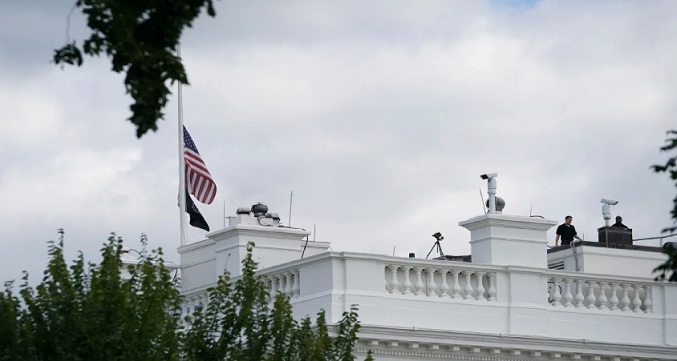 La Casa Blanca ondea sus banderas a media asta por fallecimiento de Isabel II