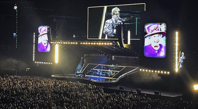 Elton John homenajea a Isabel II en un concierto en Toronto