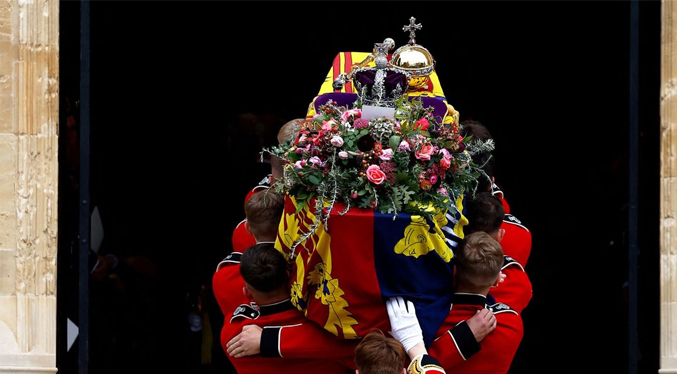 Con entierro de la reina en Windsor junto a sus familiares culminan los homenajes fúnebres