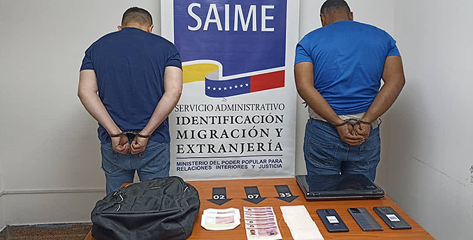 Detienen a dos falsificadores de pasaportes en Caracas