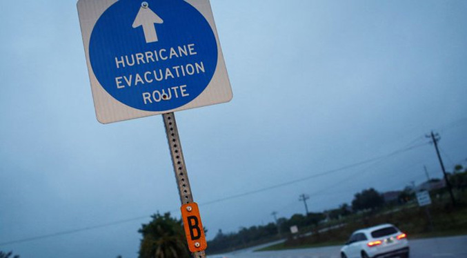 Más de dos millones de residentes en Florida abandonan sus viviendas ante paso de poderoso huracán Ian