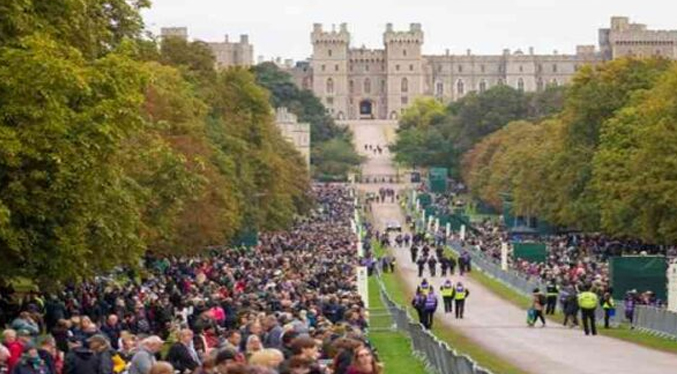 Londres despierta bloqueado por masiva afluencia para dar el último adiós a Isabel II