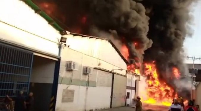 Reportan incendio en una fábrica de velas en Maracay