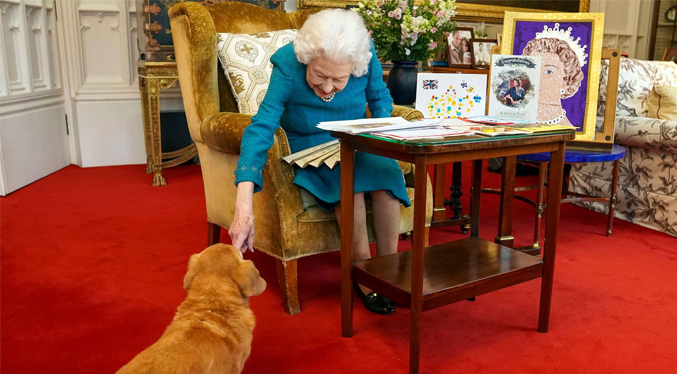 La Reina alimentaba y paseaba a los perros para olvidar los problemas