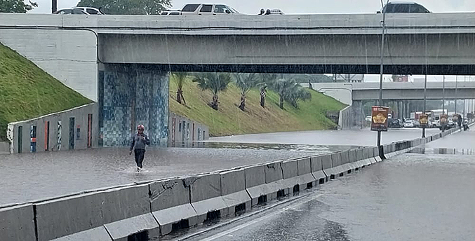 Colapsan autopistas y calles de Caracas por las precipitaciones