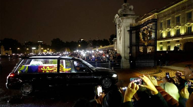 Restos mortales de Isabel II llegan al Palacio de Buckingham
