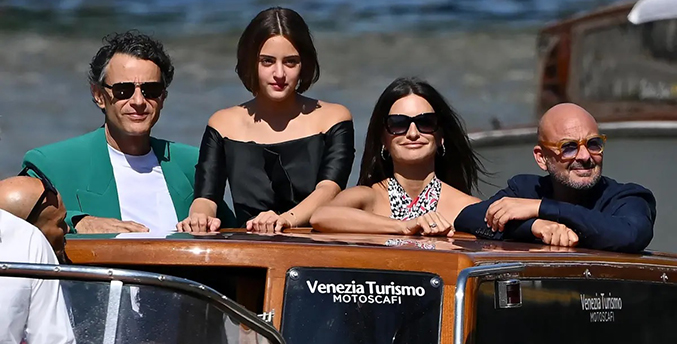 Penélope Cruz muy aplaudida en Venecia con su madre oprimida de L’immensità