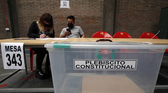 Abren centros de votación en Chile para plebiscito sobre la nueva Constitución