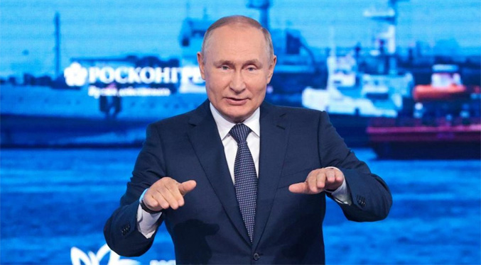 Decenas de diputados municipales rusos apoyan petición de dimisión de Putin