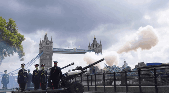 Homenajes en Reino Unido: Disparan 96 salvas en conmemoración por los años de la Reina Isabel II