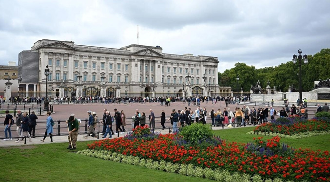 La serie ‘The Crown’, en la mente de todos ante el Palacio de Buckingham