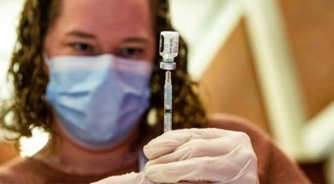 El Reino Unido autoriza nueva vacuna antiCovid de Pfizer contra la variante ómicron