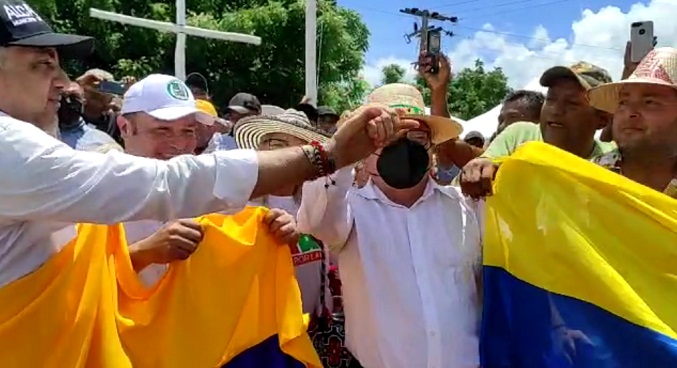 Pueblo wayuu junto a autoridades políticas colombianas hacen simbólico intercambio de banderas (Videos)
