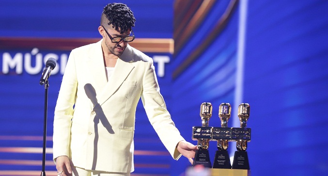 Bad Bunny arrasa en los Premios Billboard de la Música Latina