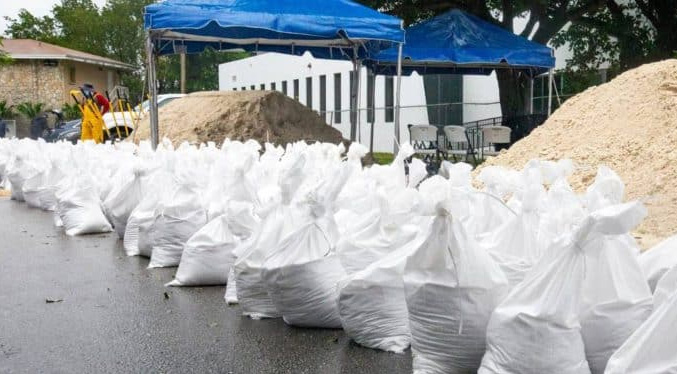 Sur de Florida se llena de sacos de arena como prevención del huracán Ian