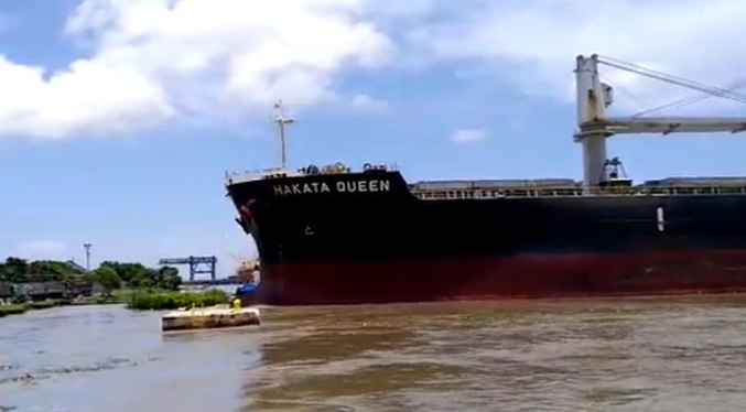 Buque panameño choca contra puerto de Barranquilla cargado con 30.260 toneladas de carbón