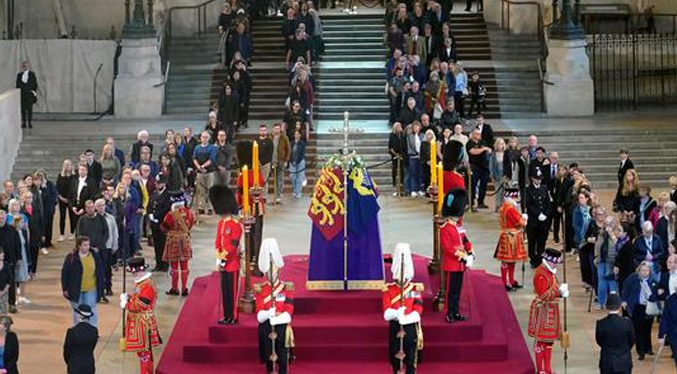 Miles de ciudadanos rinden tributo ante los restos mortales de Isabel II en Londres