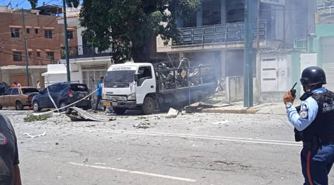 Conmoción al explotar bombonas de oxígeno en La Guaira (Videos)