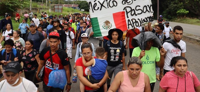 Caravana con unos 600 migrantes parte desde la ciudad de Tapachula