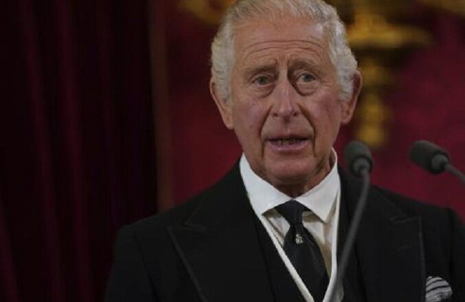 Carlos III promete en el Parlamento respetar principios constitucionales